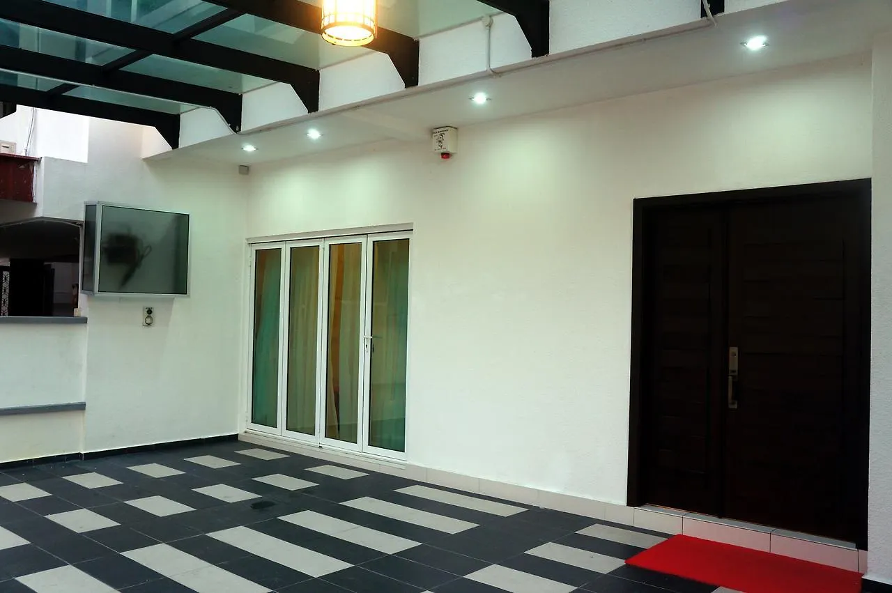 Gurney Luxe Inn George Town